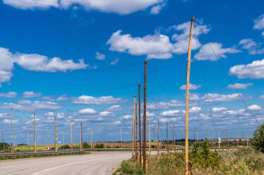 Kramatorsk, Ukrayna, 12 Ağustos 2025 Ukrayna savunma sistemi geniş siperler, dikenli teller ve piramit tanksavar engelleri olan ejderha dişlerinden oluşur. Cephe hattı çok yakın..