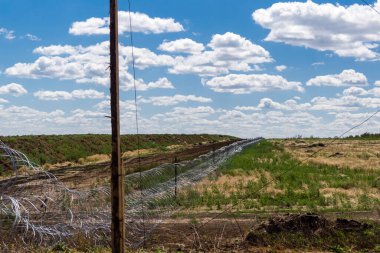 Kramatorsk, Ukrayna, 12 Ağustos 2025 Ukrayna savunma sistemi geniş siperler, dikenli teller ve piramit tanksavar engelleri olan ejderha dişlerinden oluşur. Cephe hattı çok yakın..