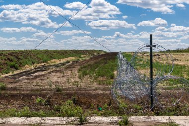 Kramatorsk, Ukrayna, 12 Ağustos 2025 Ukrayna savunma sistemi geniş siperler, dikenli teller ve piramit tanksavar engelleri olan ejderha dişlerinden oluşur. Cephe hattı çok yakın..
