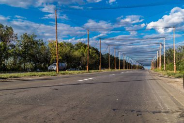 Kramatorsk, Ukrayna, 12 Ağustos 2025 İHA ağı yol boyunca kuruldu. İnsansız hava aracı saldırıları ön cephede sık rastlanan bir durumdur, bu nedenle bu tür bir tünel kurulması gerekmektedir..