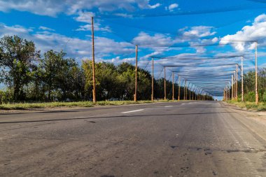 Kramatorsk, Ukrayna, 12 Ağustos 2025 İHA ağı yol boyunca kuruldu. İnsansız hava aracı saldırıları ön cephede sık rastlanan bir durumdur, bu nedenle bu tür bir tünel kurulması gerekmektedir..