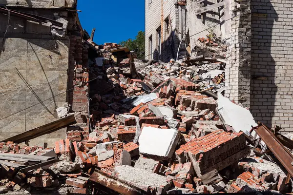 Sloviansk, Ukrayna, 12 Ağustos 2025 Rus İHA saldırıları sonucu ağır hasar gören ve Sloviansk 'ta tamamen terk edilmiş bir bina. Arazi tamamen harap durumda ve tahliye ediliyor..