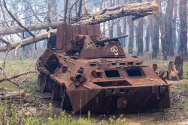 Donbas, Ukrayna, 13 Ağustos 2025 Rus saldırısı sonrası bir Ukrayna uçaksavar silahı bir Rus saldırısı sırasında ateşle yok edildi. Olay yerinde yangın çıktı ve ormanı da sardı..