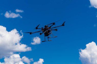 Donbas, Ukrayna, 13 Ağustos 2025 Ukraynalı asker bir Baba YAGA pilotu, öğle yemeği mayınlarına hazırlanıyor. Baba Yaga, Rus kuvvetleri tarafından özel bir Ukrayna insansız hava aracı türüne verilen takma isimdir.