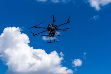 Donbas, Ukrayna, 13 Ağustos 2025 Ukraynalı asker bir Baba YAGA pilotu, öğle yemeği mayınlarına hazırlanıyor. Baba Yaga, Rus kuvvetleri tarafından özel bir Ukrayna insansız hava aracı türüne verilen takma isimdir.