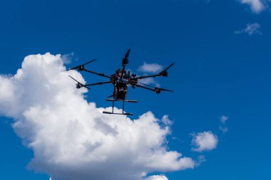 Donbas, Ukrayna, 13 Ağustos 2025 Ukraynalı asker bir Baba YAGA pilotu, öğle yemeği mayınlarına hazırlanıyor. Baba Yaga, Rus kuvvetleri tarafından özel bir Ukrayna insansız hava aracı türüne verilen takma isimdir.