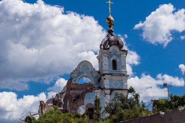 Donbas, Ukrayna, 13 Ağustos 2025 Rus Ortodoks Kilisesi 'ne yapılan saldırının ardından bir Ukrayna Ortodoks kilisesi bir Rus hava saldırısıyla tamamen tahrip edildi..