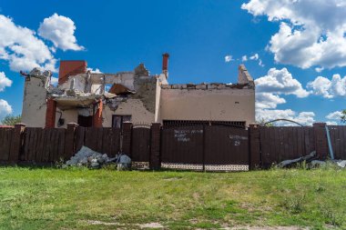 Donbass, Ukrayna, 13 Ağustos 2025 Donbass yolları büyük yıkımlarla ve özellikle 2022 'de Rusya' nın tam ölçekli işgalinden sonra kıyametsel bir manzarayla harabe haline geldi..