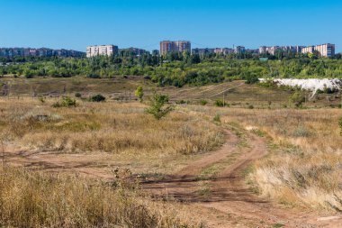 Donbass, Ukrayna, 13 Ağustos 2025 Donbass yolları büyük yıkımlarla ve özellikle 2022 'de Rusya' nın tam ölçekli işgalinden sonra kıyametsel bir manzarayla harabe haline geldi..