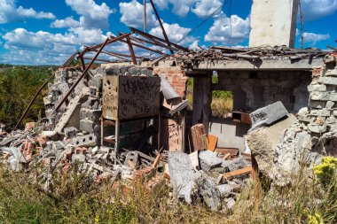 Donbass, Ukrayna, 13 Ağustos 2025 Donbass yolları büyük yıkımlarla ve özellikle 2022 'de Rusya' nın tam ölçekli işgalinden sonra kıyametsel bir manzarayla harabe haline geldi..