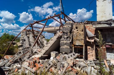 Donbass, Ukrayna, 13 Ağustos 2025 Donbass yolları büyük yıkımlarla ve özellikle 2022 'de Rusya' nın tam ölçekli işgalinden sonra kıyametsel bir manzarayla harabe haline geldi..