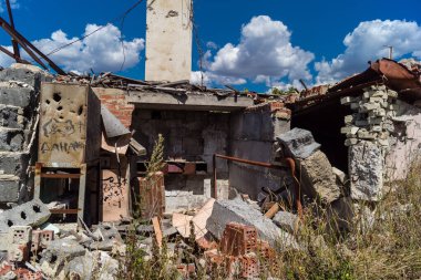 Donbass, Ukrayna, 13 Ağustos 2025 Donbass yolları büyük yıkımlarla ve özellikle 2022 'de Rusya' nın tam ölçekli işgalinden sonra kıyametsel bir manzarayla harabe haline geldi..