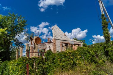 Donbass, Ukrayna, 13 Ağustos 2025 Donbass yolları büyük yıkımlarla ve özellikle 2022 'de Rusya' nın tam ölçekli işgalinden sonra kıyametsel bir manzarayla harabe haline geldi..