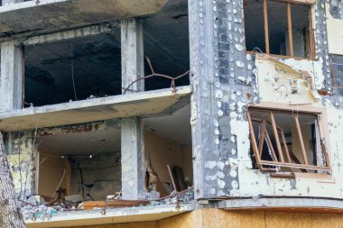 Donbass, Ukrayna, 13 Ağustos 2025 Donbass yolları büyük yıkımlarla ve özellikle 2022 'de Rusya' nın tam ölçekli işgalinden sonra kıyametsel bir manzarayla harabe haline geldi..