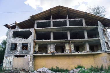 Donbass, Ukrayna, 13 Ağustos 2025 Donbass yolları büyük yıkımlarla ve özellikle 2022 'de Rusya' nın tam ölçekli işgalinden sonra kıyametsel bir manzarayla harabe haline geldi..