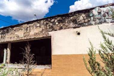 Donbass, Ukrayna, 13 Ağustos 2025 Donbass yolları büyük yıkımlarla ve özellikle 2022 'de Rusya' nın tam ölçekli işgalinden sonra kıyametsel bir manzarayla harabe haline geldi..