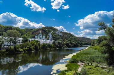 Donbass, Ukrayna, 13 Ağustos 2025 Donbass yolları büyük yıkımlarla ve özellikle 2022 'de Rusya' nın tam ölçekli işgalinden sonra kıyametsel bir manzarayla harabe haline geldi..
