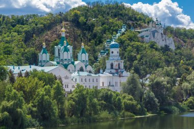 Donbass, Ukrayna, 13 Ağustos 2025 Donbass yolları büyük yıkımlarla ve özellikle 2022 'de Rusya' nın tam ölçekli işgalinden sonra kıyametsel bir manzarayla harabe haline geldi..