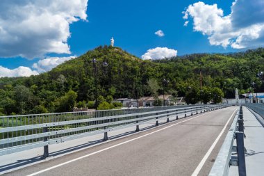 Donbass, Ukrayna, 13 Ağustos 2025 Donbass yolları büyük yıkımlarla ve özellikle 2022 'de Rusya' nın tam ölçekli işgalinden sonra kıyametsel bir manzarayla harabe haline geldi..