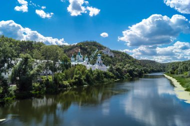 Donbass, Ukrayna, 13 Ağustos 2025 Donbass yolları büyük yıkımlarla ve özellikle 2022 'de Rusya' nın tam ölçekli işgalinden sonra kıyametsel bir manzarayla harabe haline geldi..