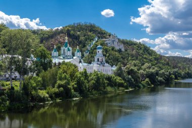 Donbass, Ukrayna, 13 Ağustos 2025 Donbass yolları büyük yıkımlarla ve özellikle 2022 'de Rusya' nın tam ölçekli işgalinden sonra kıyametsel bir manzarayla harabe haline geldi..