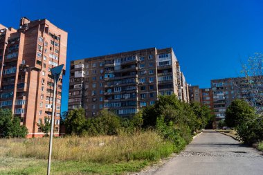 Donbass, Ukrayna, 13 Ağustos 2025 Donbass yolları büyük yıkımlarla ve özellikle 2022 'de Rusya' nın tam ölçekli işgalinden sonra kıyametsel bir manzarayla harabe haline geldi..