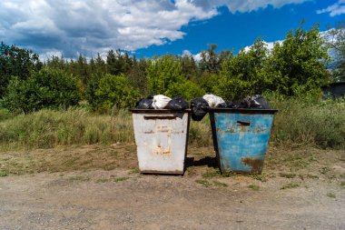 Donbass, Ukrayna, 13 Ağustos 2025 Donbass yolları büyük yıkımlarla ve özellikle 2022 'de Rusya' nın tam ölçekli işgalinden sonra kıyametsel bir manzarayla harabe haline geldi..