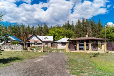 Donbass, Ukrayna, 13 Ağustos 2025 Donbass yolları büyük yıkımlarla ve özellikle 2022 'de Rusya' nın tam ölçekli işgalinden sonra kıyametsel bir manzarayla harabe haline geldi..