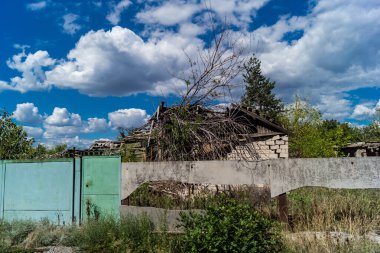 Donbass, Ukrayna, 13 Ağustos 2025 Donbass yolları büyük yıkımlarla ve özellikle 2022 'de Rusya' nın tam ölçekli işgalinden sonra kıyametsel bir manzarayla harabe haline geldi..