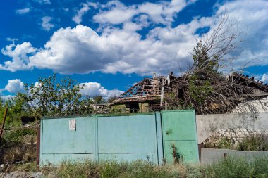 Donbass, Ukrayna, 13 Ağustos 2025 Donbass yolları büyük yıkımlarla ve özellikle 2022 'de Rusya' nın tam ölçekli işgalinden sonra kıyametsel bir manzarayla harabe haline geldi..