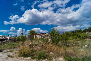 Donbass, Ukrayna, 13 Ağustos 2025 Donbass yolları büyük yıkımlarla ve özellikle 2022 'de Rusya' nın tam ölçekli işgalinden sonra kıyametsel bir manzarayla harabe haline geldi..