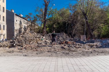 Donbass, Ukrayna, 13 Ağustos 2025 Donbass yolları büyük yıkımlarla ve özellikle 2022 'de Rusya' nın tam ölçekli işgalinden sonra kıyametsel bir manzarayla harabe haline geldi..