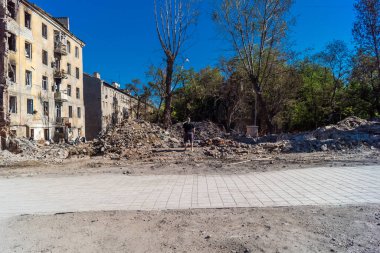 Donbass, Ukrayna, 13 Ağustos 2025 Donbass yolları büyük yıkımlarla ve özellikle 2022 'de Rusya' nın tam ölçekli işgalinden sonra kıyametsel bir manzarayla harabe haline geldi..