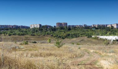 Donbass, Ukrayna, 13 Ağustos 2025 Donbass yolları büyük yıkımlarla ve özellikle 2022 'de Rusya' nın tam ölçekli işgalinden sonra kıyametsel bir manzarayla harabe haline geldi..