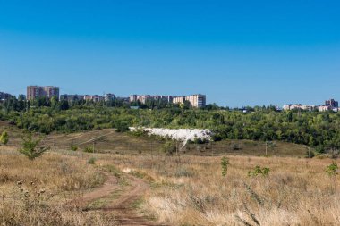 Donbass, Ukrayna, 13 Ağustos 2025 Donbass yolları büyük yıkımlarla ve özellikle 2022 'de Rusya' nın tam ölçekli işgalinden sonra kıyametsel bir manzarayla harabe haline geldi..