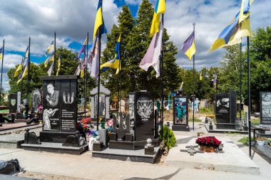 Pavlograd, Ukrayna, 15 Ağustos 2025 Pavlograd Askeri Mezarlığı Rus işgali sırasında ölen sayısız Ukraynalı askerin mezarlarını içeriyor. Mezarlar zengin bir şekilde süslenmiş..