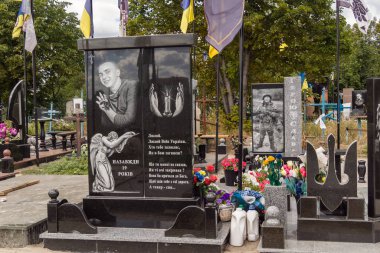 Pavlograd, Ukrayna, 15 Ağustos 2025 Pavlograd Askeri Mezarlığı Rus işgali sırasında ölen sayısız Ukraynalı askerin mezarlarını içeriyor. Mezarlar zengin bir şekilde süslenmiş..