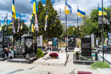 Pavlograd, Ukrayna, 15 Ağustos 2025 Pavlograd Askeri Mezarlığı Rus işgali sırasında ölen sayısız Ukraynalı askerin mezarlarını içeriyor. Mezarlar zengin bir şekilde süslenmiş..