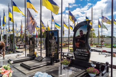 Pavlograd, Ukrayna, 15 Ağustos 2025 Pavlograd Askeri Mezarlığı Rus işgali sırasında ölen sayısız Ukraynalı askerin mezarlarını içeriyor. Mezarlar zengin bir şekilde süslenmiş..