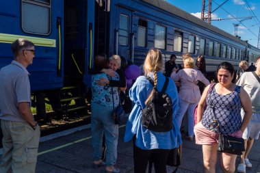 Pavlograd, Ukrayna, 15 Ağustos 2025 Pavlograd Tren İstasyonu. Yolcular, Rusya ile savaşta olan sevdikleriyle buluşmak için Kyiv 'den trenle geliyorlar..