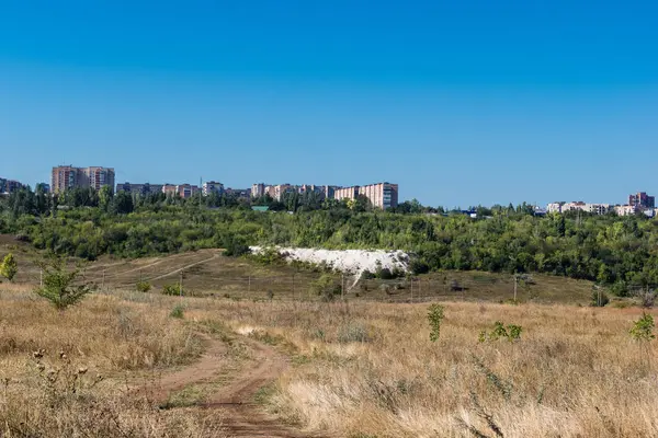 Donbass, Ukrayna, 13 Ağustos 2025 Donbass yolları büyük yıkımlarla ve özellikle 2022 'de Rusya' nın tam ölçekli işgalinden sonra kıyametsel bir manzarayla harabe haline geldi..