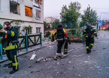 Kharkiv, Ukrayna, 18 Ağustos 2025. İtfaiyeciler 18 Ağustos sabahı büyük bir Rus İHA saldırısının vurduğu bir yerleşim yerindeler. Birkaç daire yanıyor..