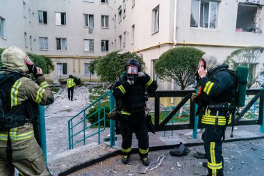 Kharkiv, Ukrayna, 18 Ağustos 2025. İtfaiyeciler 18 Ağustos sabahı büyük bir Rus İHA saldırısının vurduğu bir yerleşim yerindeler. Birkaç daire yanıyor..