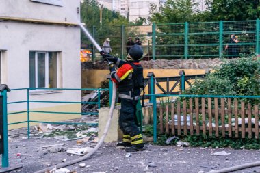 Kharkiv, Ukrayna, 18 Ağustos 2025. İtfaiyeciler 18 Ağustos sabahı büyük bir Rus İHA saldırısının vurduğu bir yerleşim yerindeler. Birkaç daire yanıyor..