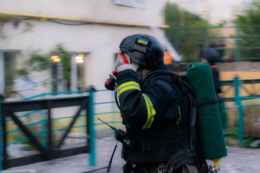 Kharkiv, Ukrayna, 18 Ağustos 2025. İtfaiyeciler 18 Ağustos sabahı büyük bir Rus İHA saldırısının vurduğu bir yerleşim yerindeler. Birkaç daire yanıyor..