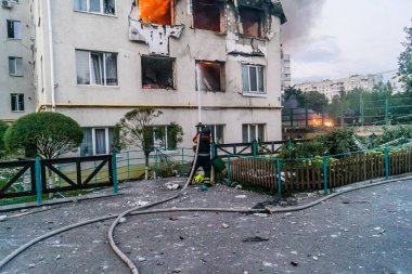 Kharkiv, Ukrayna, 18 Ağustos 2025. İtfaiyeciler 18 Ağustos sabahı büyük bir Rus İHA saldırısının vurduğu bir yerleşim yerindeler. Birkaç daire yanıyor..