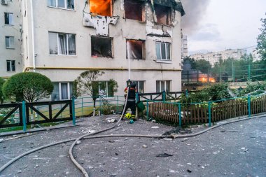 18 Ağustos 2025 'te Kharkiv, Ukrayna' da bir yerleşim yeri 18 Ağustos sabahı büyük bir Rus İHA saldırısına uğradı. Birkaç daire yanıyordu ve çatı yıkılmıştı..