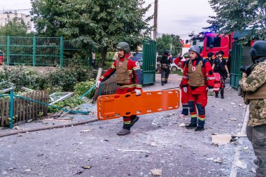 Kharkiv, Ukrayna, 18 Ağustos 2025 Kurtarma ekipleri 18 Ağustos sabahı büyük bir Rus İHA saldırısının vurduğu bir yerleşim yerindeler. Birkaç daire yanıyor..
