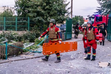 Kharkiv, Ukrayna, 18 Ağustos 2025 Kurtarma ekipleri 18 Ağustos sabahı büyük bir Rus İHA saldırısının vurduğu bir yerleşim yerindeler. Birkaç daire yanıyor..