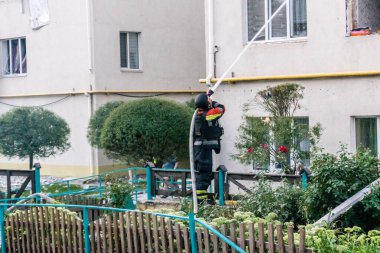 Kharkiv, Ukrayna, 18 Ağustos 2025. İtfaiyeciler 18 Ağustos sabahı büyük bir Rus İHA saldırısının vurduğu bir yerleşim yerindeler. Birkaç daire yanıyor..